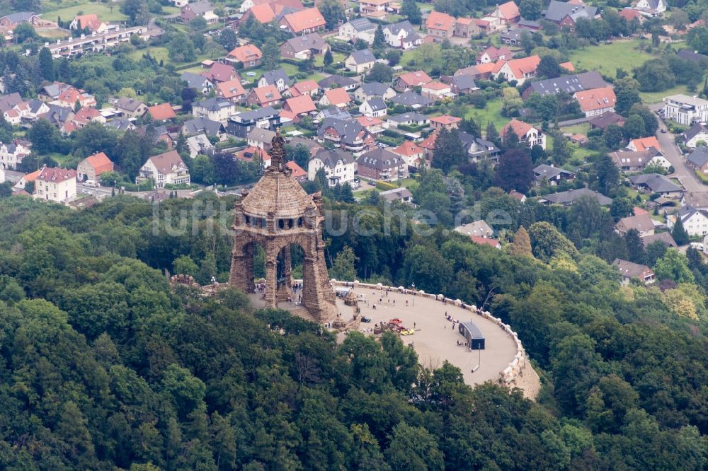 Porta Westfalica aus der Vogelperspektive: Geschichts- Denkmal Kaiser- Wilhelm- Denkmal in Porta Westfalica im Bundesland Nordrhein-Westfalen, Deutschland