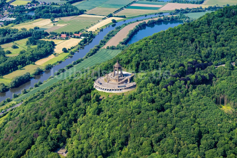 Porta Westfalica aus der Vogelperspektive: Geschichts- Denkmal Kaiser- Wilhelm- Denkmal in Porta Westfalica im Bundesland Nordrhein-Westfalen, Deutschland