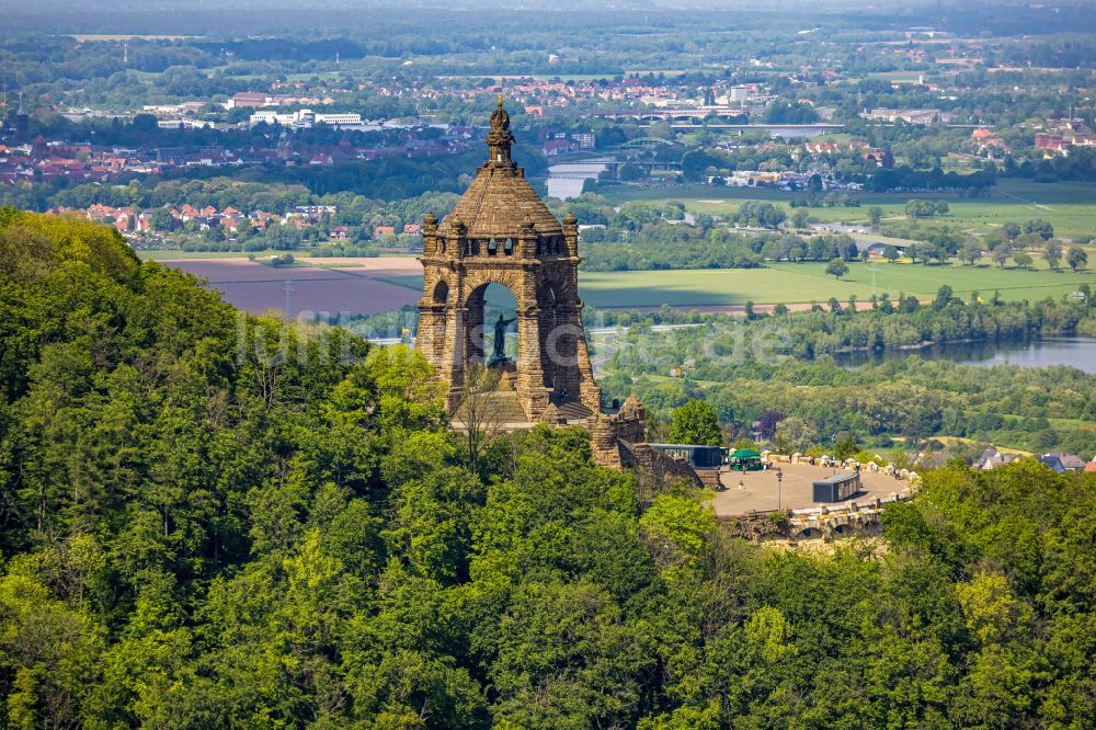 Porta Westfalica aus der Vogelperspektive: Geschichts- Denkmal Kaiser- Wilhelm- Denkmal in Porta Westfalica im Bundesland Nordrhein-Westfalen, Deutschland