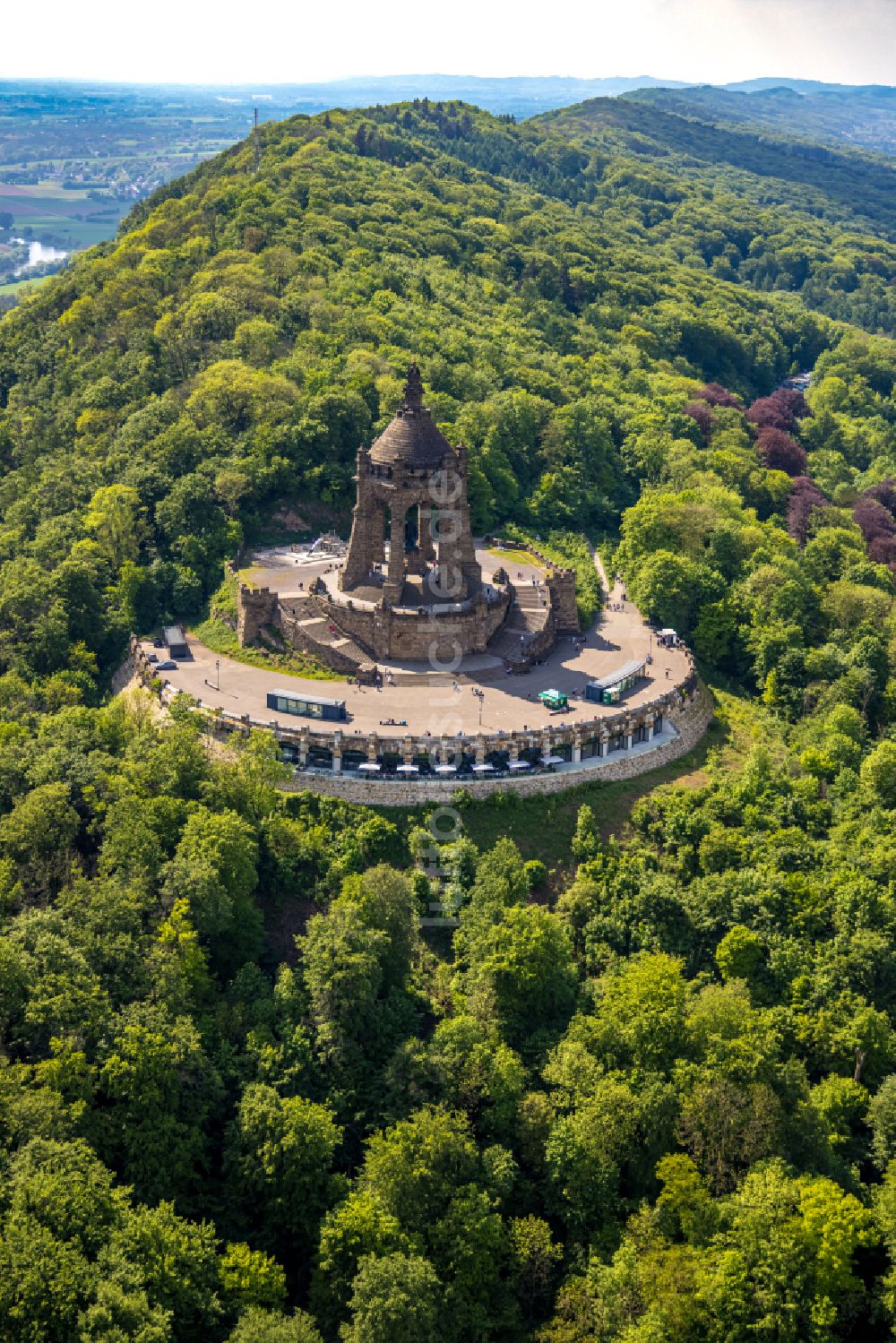 Porta Westfalica von oben - Geschichts- Denkmal Kaiser- Wilhelm- Denkmal in Porta Westfalica im Bundesland Nordrhein-Westfalen, Deutschland