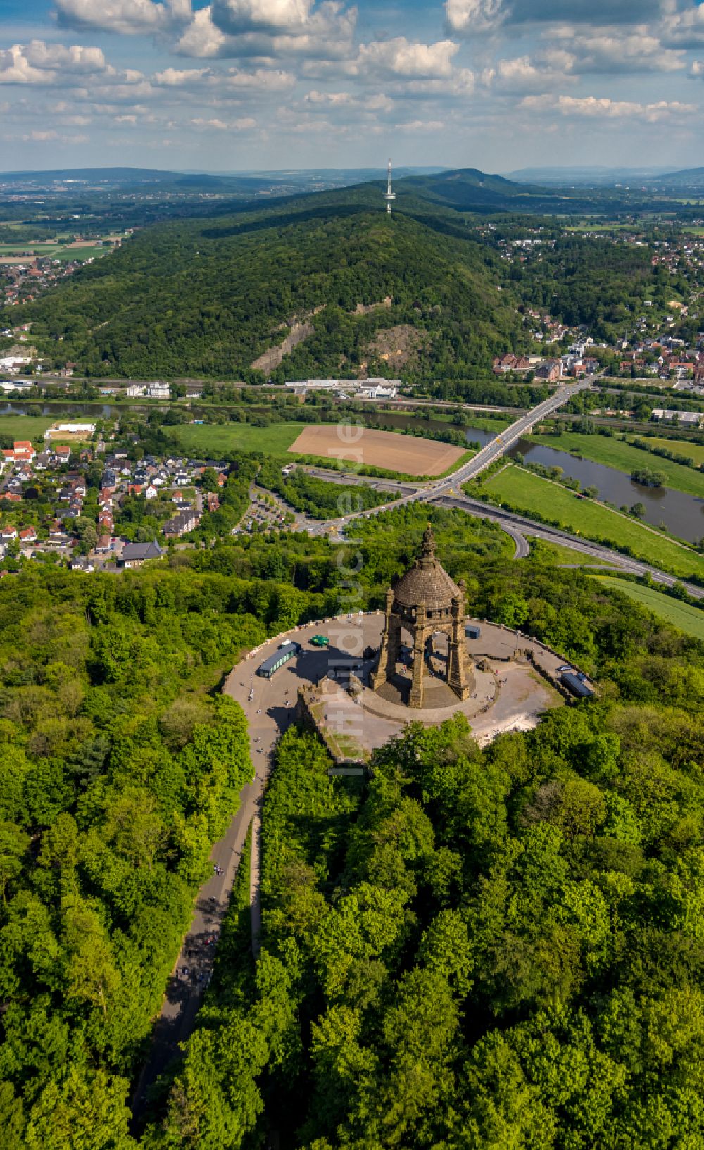 Porta Westfalica von oben - Geschichts- Denkmal Kaiser- Wilhelm- Denkmal in Porta Westfalica im Bundesland Nordrhein-Westfalen, Deutschland