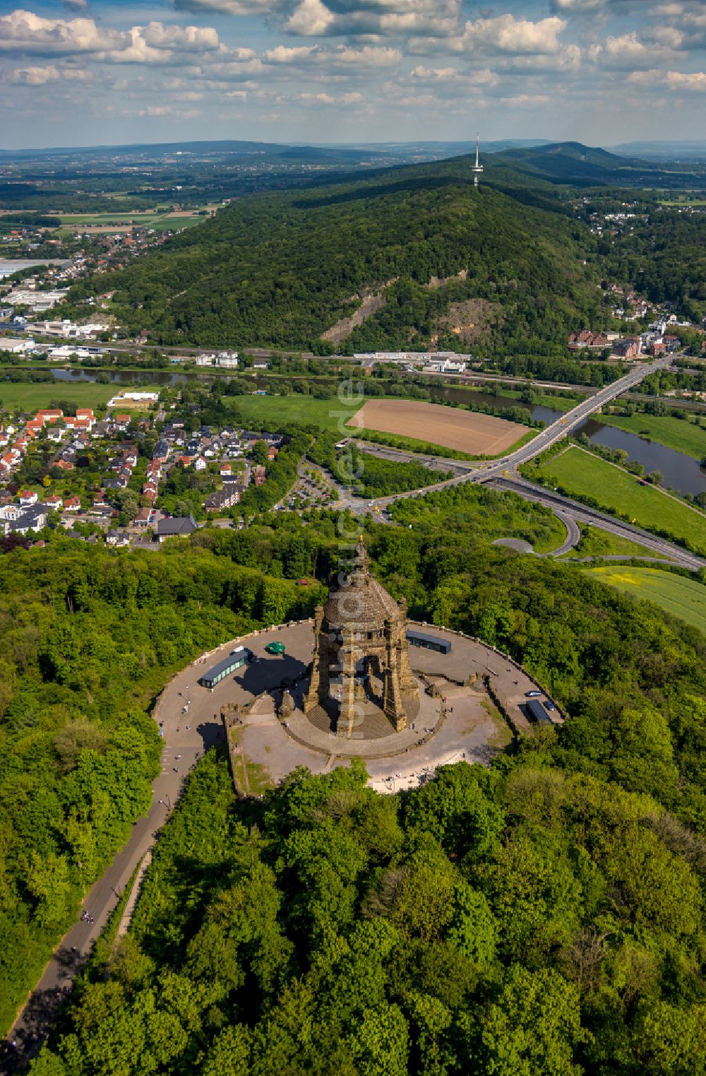 Porta Westfalica aus der Vogelperspektive: Geschichts- Denkmal Kaiser- Wilhelm- Denkmal in Porta Westfalica im Bundesland Nordrhein-Westfalen, Deutschland