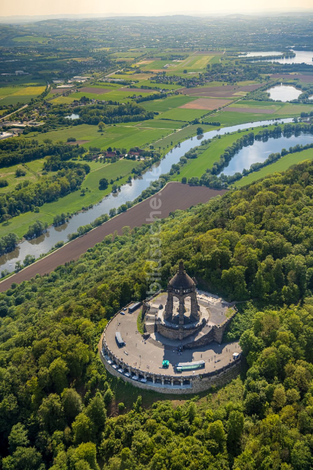 Porta Westfalica von oben - Geschichts- Denkmal Kaiser- Wilhelm- Denkmal in Porta Westfalica im Bundesland Nordrhein-Westfalen, Deutschland