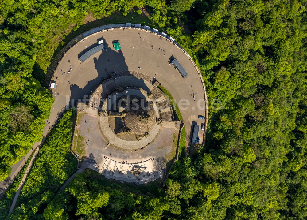 Porta Westfalica aus der Vogelperspektive: Geschichts- Denkmal Kaiser- Wilhelm- Denkmal in Porta Westfalica im Bundesland Nordrhein-Westfalen, Deutschland