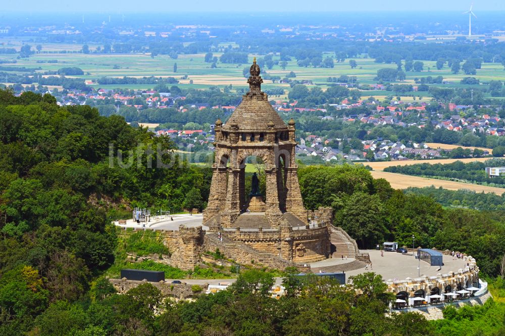 Porta Westfalica von oben - Geschichts- Denkmal Kaiser- Wilhelm- Denkmal in Porta Westfalica im Bundesland Nordrhein-Westfalen, Deutschland