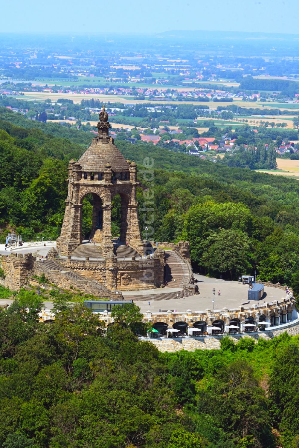 Porta Westfalica aus der Vogelperspektive: Geschichts- Denkmal Kaiser- Wilhelm- Denkmal in Porta Westfalica im Bundesland Nordrhein-Westfalen, Deutschland