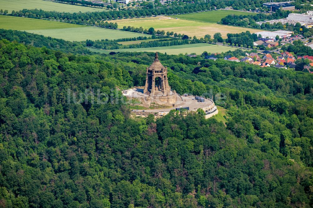 Porta Westfalica von oben - Geschichts- Denkmal Kaiser- Wilhelm- Denkmal in Porta Westfalica im Bundesland Nordrhein-Westfalen, Deutschland