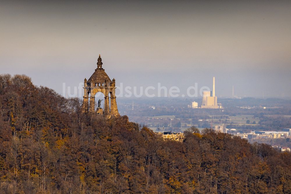 Barkhausen von oben - Geschichts- Denkmal Kaiser- Wilhelm- Denkmal in Porta Westfalica im Bundesland Nordrhein-Westfalen, Deutschland