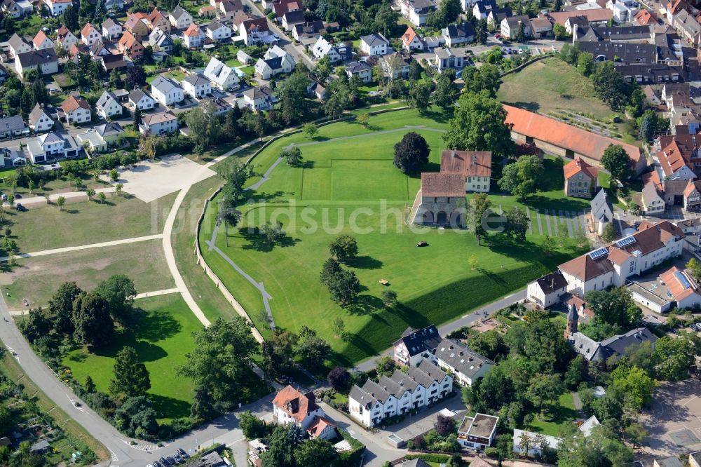 Lorsch aus der Vogelperspektive: Geschichts- Denkmal Kloster Lorsch an der Nibelungenstraße in Lorsch im Bundesland Hessen