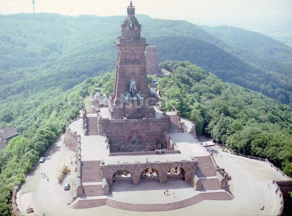 Kyffhäuserland aus der Vogelperspektive: Geschichts- Denkmal Kyffhäuserdenkmals bei Steinthaleben in Kyffhäuserland im Bundesland Thüringen