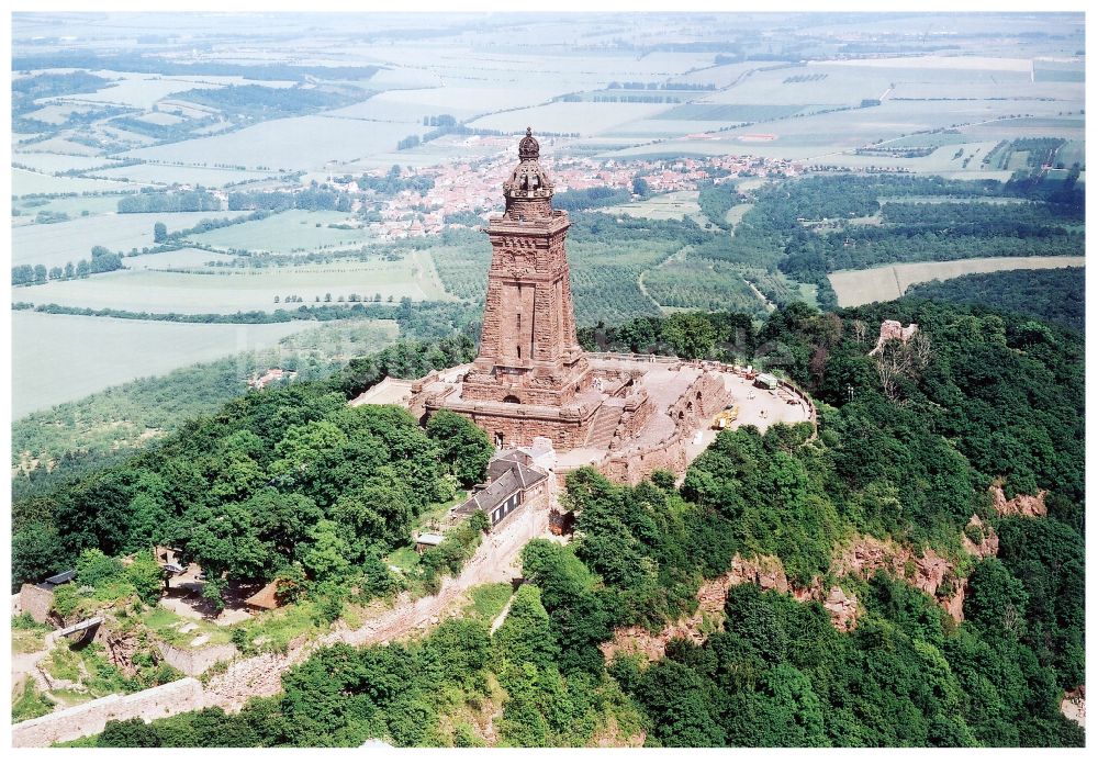 Luftaufnahme Kyffhäuserland - Geschichts- Denkmal Kyffhäuserdenkmals bei Steinthaleben in Kyffhäuserland im Bundesland Thüringen