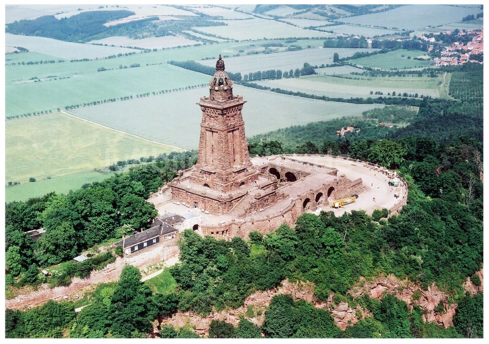 Kyffhäuserland von oben - Geschichts- Denkmal Kyffhäuserdenkmals bei Steinthaleben in Kyffhäuserland im Bundesland Thüringen