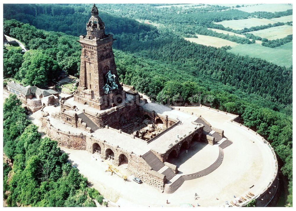 Kyffhäuserland aus der Vogelperspektive: Geschichts- Denkmal Kyffhäuserdenkmals bei Steinthaleben in Kyffhäuserland im Bundesland Thüringen