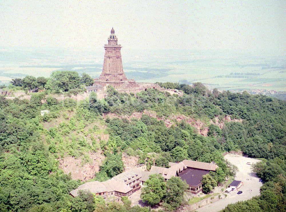 Luftaufnahme Kyffhäuserland - Geschichts- Denkmal Kyffhäuserdenkmals bei Steinthaleben in Kyffhäuserland im Bundesland Thüringen