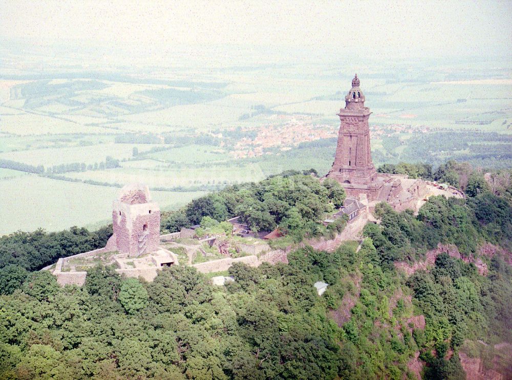 Kyffhäuserland von oben - Geschichts- Denkmal Kyffhäuserdenkmals bei Steinthaleben in Kyffhäuserland im Bundesland Thüringen