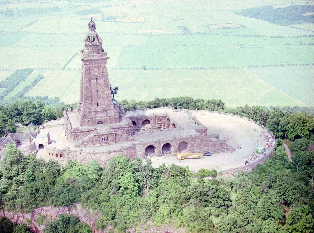 Kyffhäuserland aus der Vogelperspektive: Geschichts- Denkmal Kyffhäuserdenkmals bei Steinthaleben in Kyffhäuserland im Bundesland Thüringen