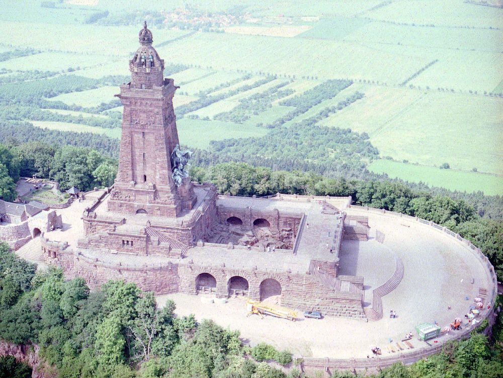 Luftbild Kyffhäuserland - Geschichts- Denkmal Kyffhäuserdenkmals bei Steinthaleben in Kyffhäuserland im Bundesland Thüringen