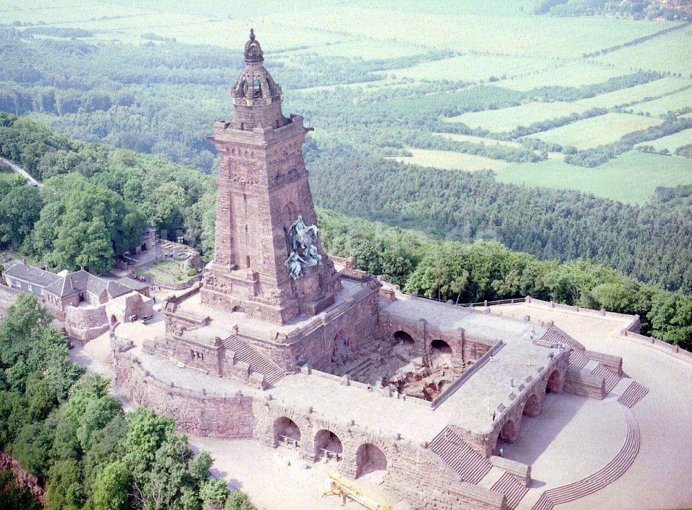 Luftaufnahme Kyffhäuserland - Geschichts- Denkmal Kyffhäuserdenkmals bei Steinthaleben in Kyffhäuserland im Bundesland Thüringen