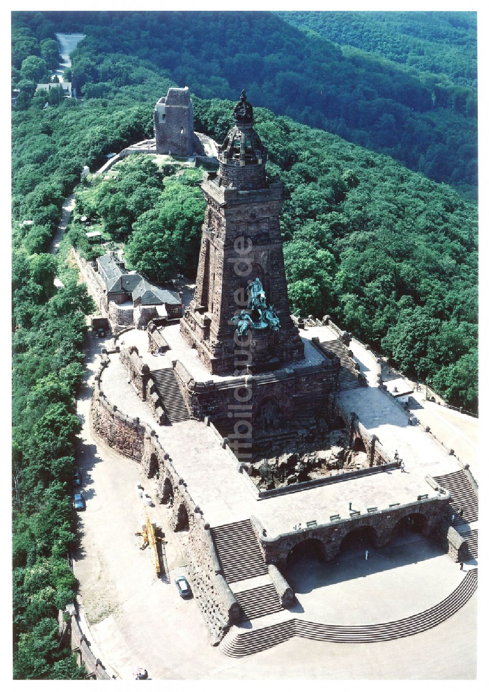 Kyffhäuserland von oben - Geschichts- Denkmal Kyffhäuserdenkmals bei Steinthaleben in Kyffhäuserland im Bundesland Thüringen