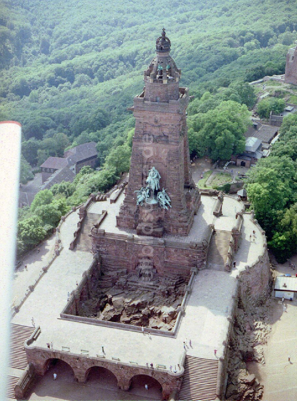 Kyffhäuserland aus der Vogelperspektive: Geschichts- Denkmal Kyffhäuserdenkmals bei Steinthaleben in Kyffhäuserland im Bundesland Thüringen