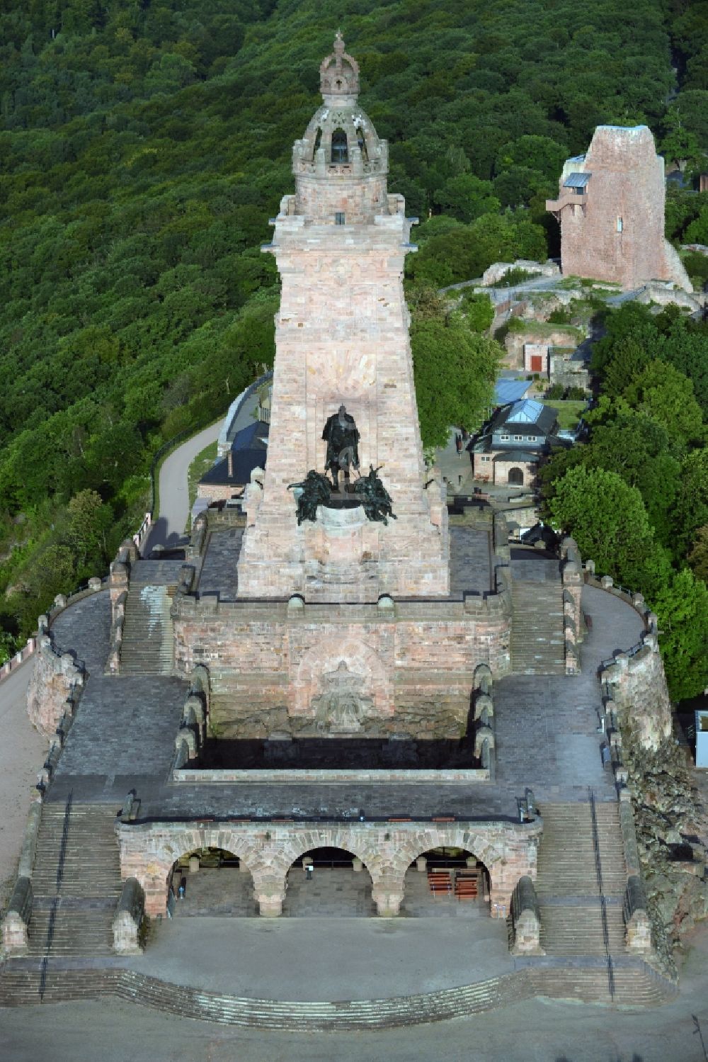 Luftaufnahme Kyffhäuserland - Geschichts- Denkmal Kyffhäuserdenkmals bei Steinthaleben in Kyffhäuserland im Bundesland Thüringen