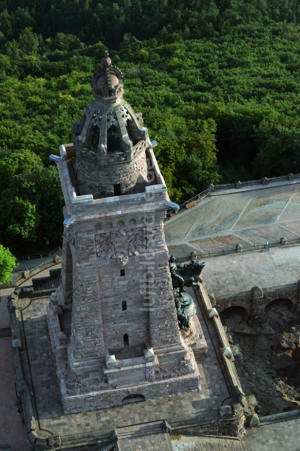 Luftbild Kyffhäuserland - Geschichts- Denkmal Kyffhäuserdenkmals bei Steinthaleben in Kyffhäuserland im Bundesland Thüringen