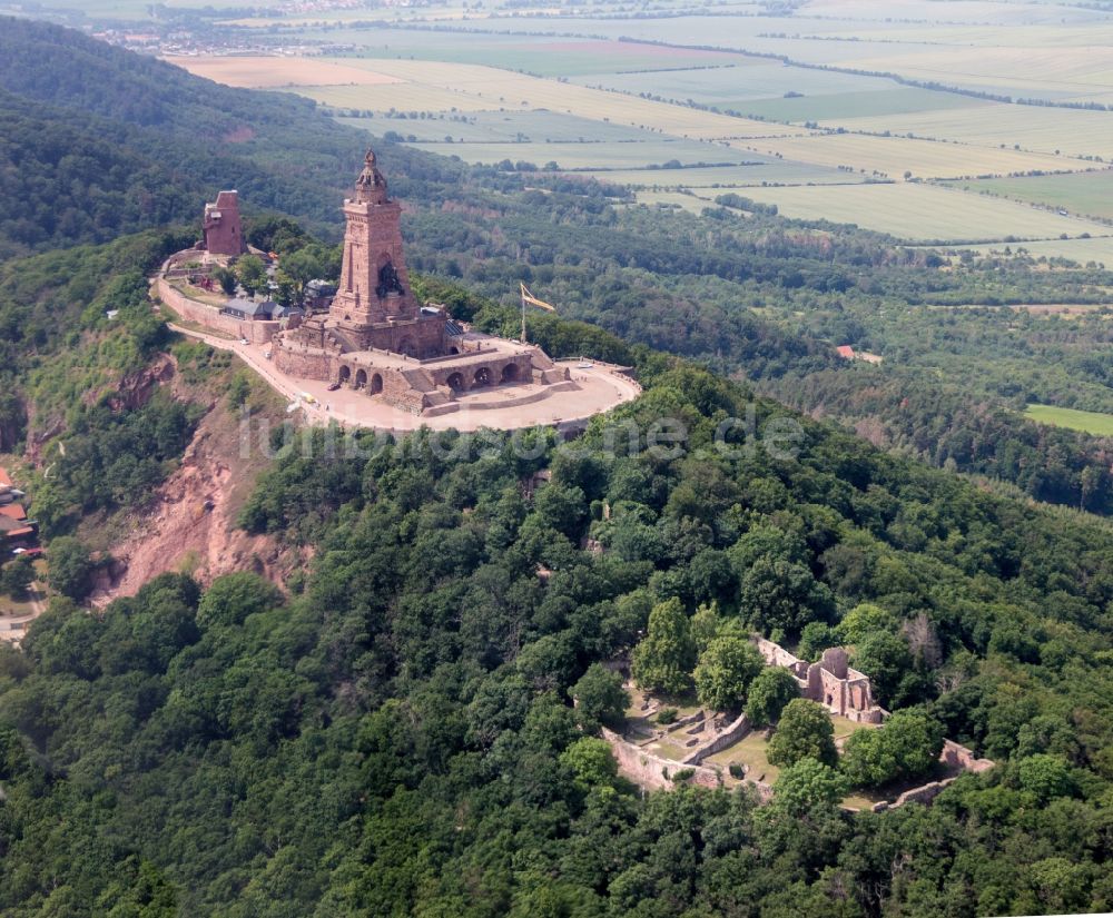 Kyffhäuserland von oben - Geschichts- Denkmal Kyffhäuserdenkmals bei Steinthaleben in Kyffhäuserland im Bundesland Thüringen