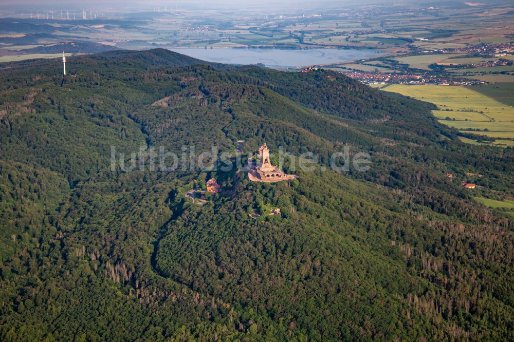 Kyffhäuserland von oben - Geschichts- Denkmal Kyffhäuserdenkmals bei Steinthaleben in Kyffhäuserland im Bundesland Thüringen