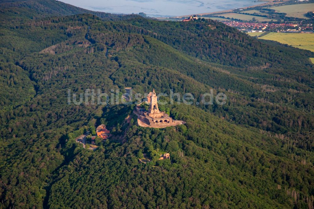 Kyffhäuserland aus der Vogelperspektive: Geschichts- Denkmal Kyffhäuserdenkmals bei Steinthaleben in Kyffhäuserland im Bundesland Thüringen