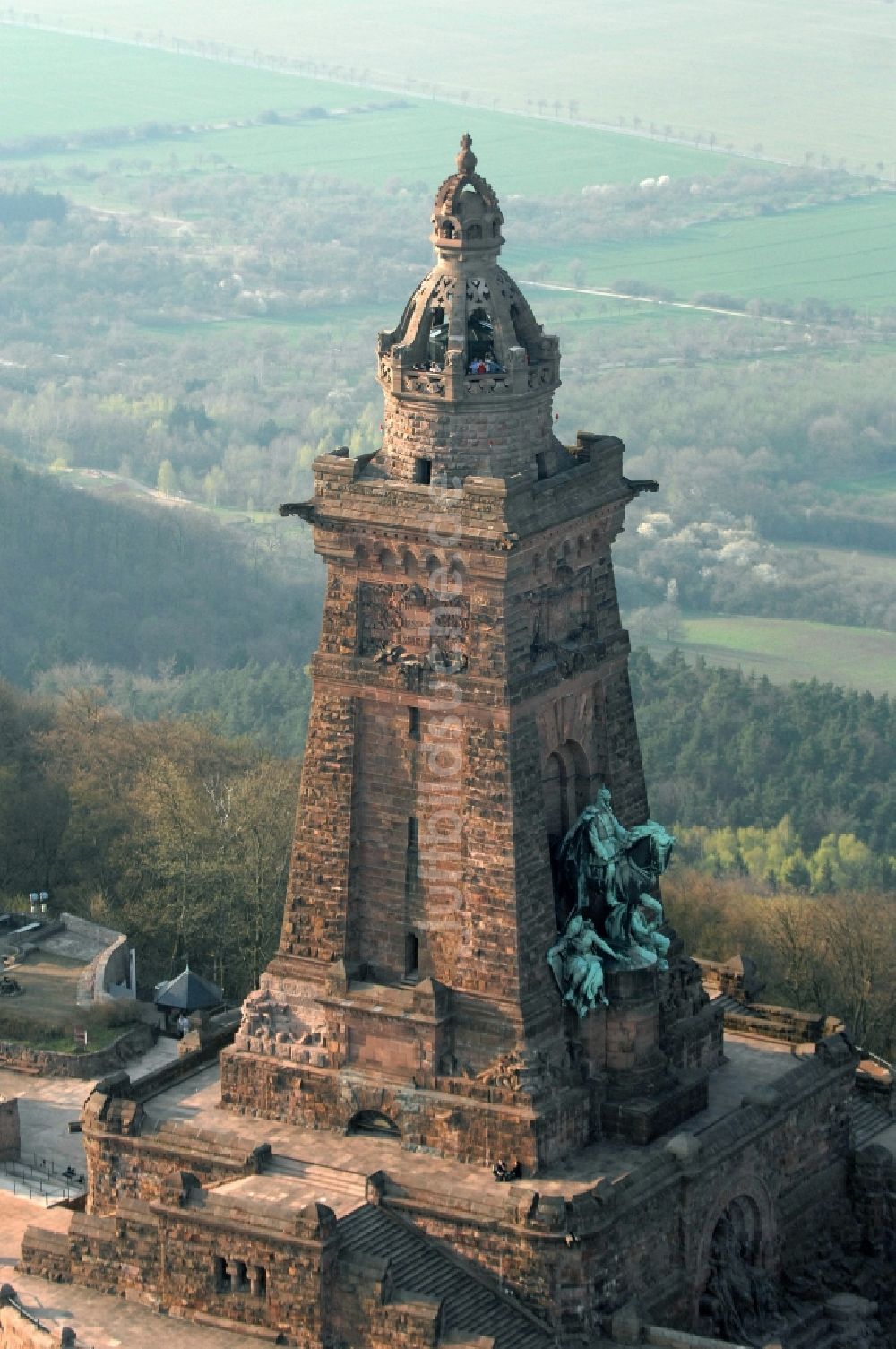 Luftaufnahme Steinthaleben - Geschichts- Denkmal Kyffhäuserdenkmals bei Steinthaleben in Kyffhäuserland im Bundesland Thüringen