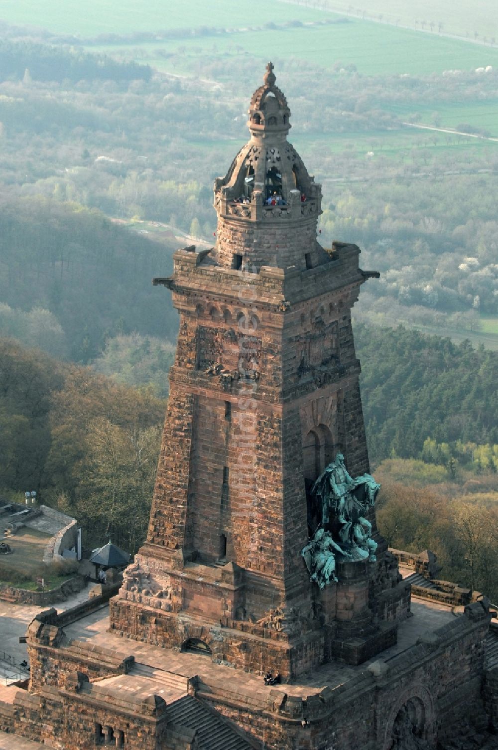 Steinthaleben von oben - Geschichts- Denkmal Kyffhäuserdenkmals bei Steinthaleben in Kyffhäuserland im Bundesland Thüringen