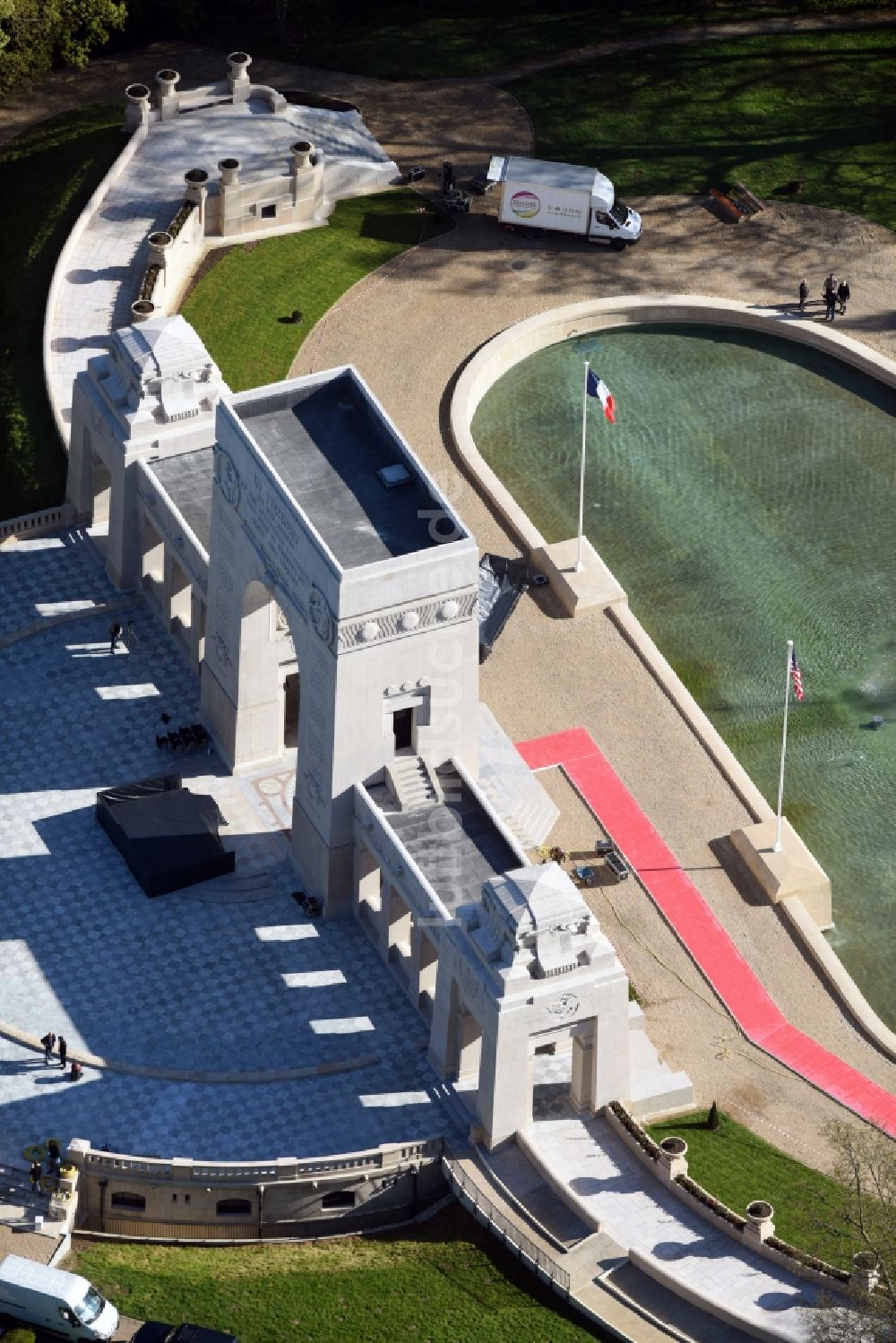 Paris Marnes-la-Coquette aus der Vogelperspektive: Geschichts- Denkmal Memorial de l'Escadrille la Fayette in Paris Marnes-la-Coquette in Ile-de-France, Frankreich