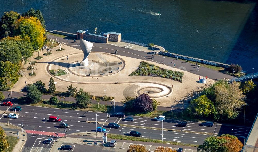 Magdeburg aus der Vogelperspektive: Geschichts- Denkmal Monument der Voelkerfreundschaft im Ortsteil Zentrum in Magdeburg im Bundesland Sachsen-Anhalt, Deutschland