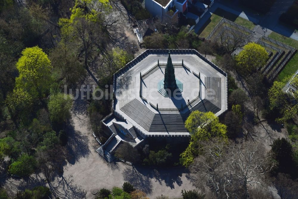 Luftaufnahme Berlin - Geschichts- Denkmal Nationaldenkmal für die Befreiungskriege im Viktoriapark im Ortsteil Kreuzberg in Berlin, Deutschland