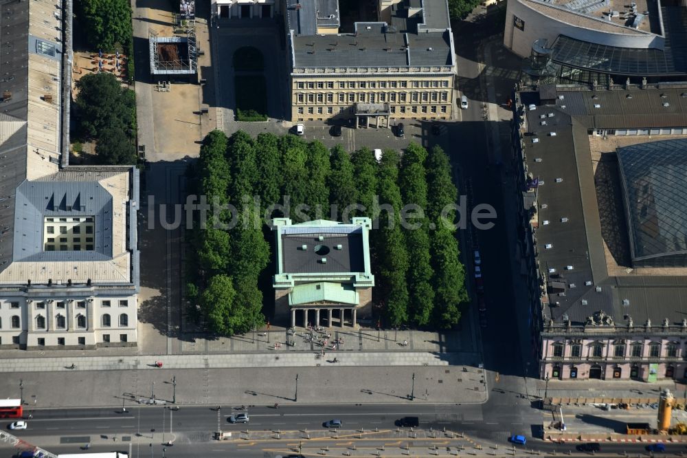 Luftaufnahme Berlin - Geschichts- Denkmal Neue Wache Unter den Linden in Berlin