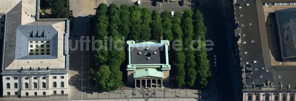 Berlin von oben - Geschichts- Denkmal Neue Wache Unter den Linden in Berlin