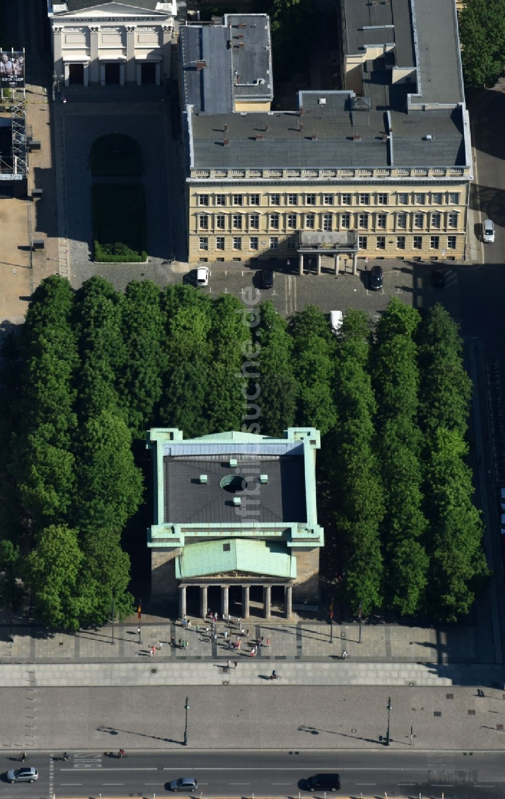 Berlin aus der Vogelperspektive: Geschichts- Denkmal Neue Wache Unter den Linden in Berlin