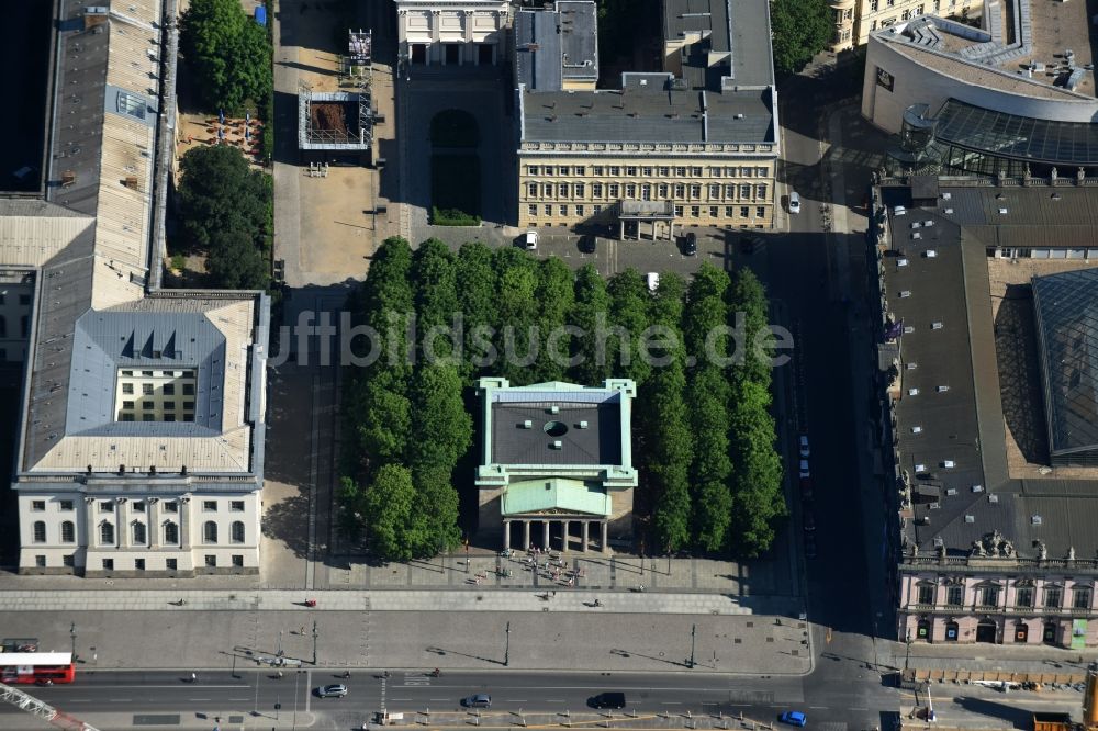 Luftbild Berlin - Geschichts- Denkmal Neue Wache Unter den Linden in Berlin