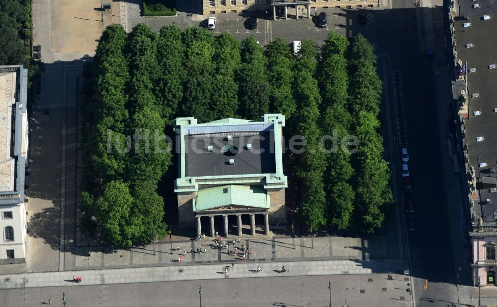 Luftaufnahme Berlin - Geschichts- Denkmal Neue Wache Unter den Linden in Berlin