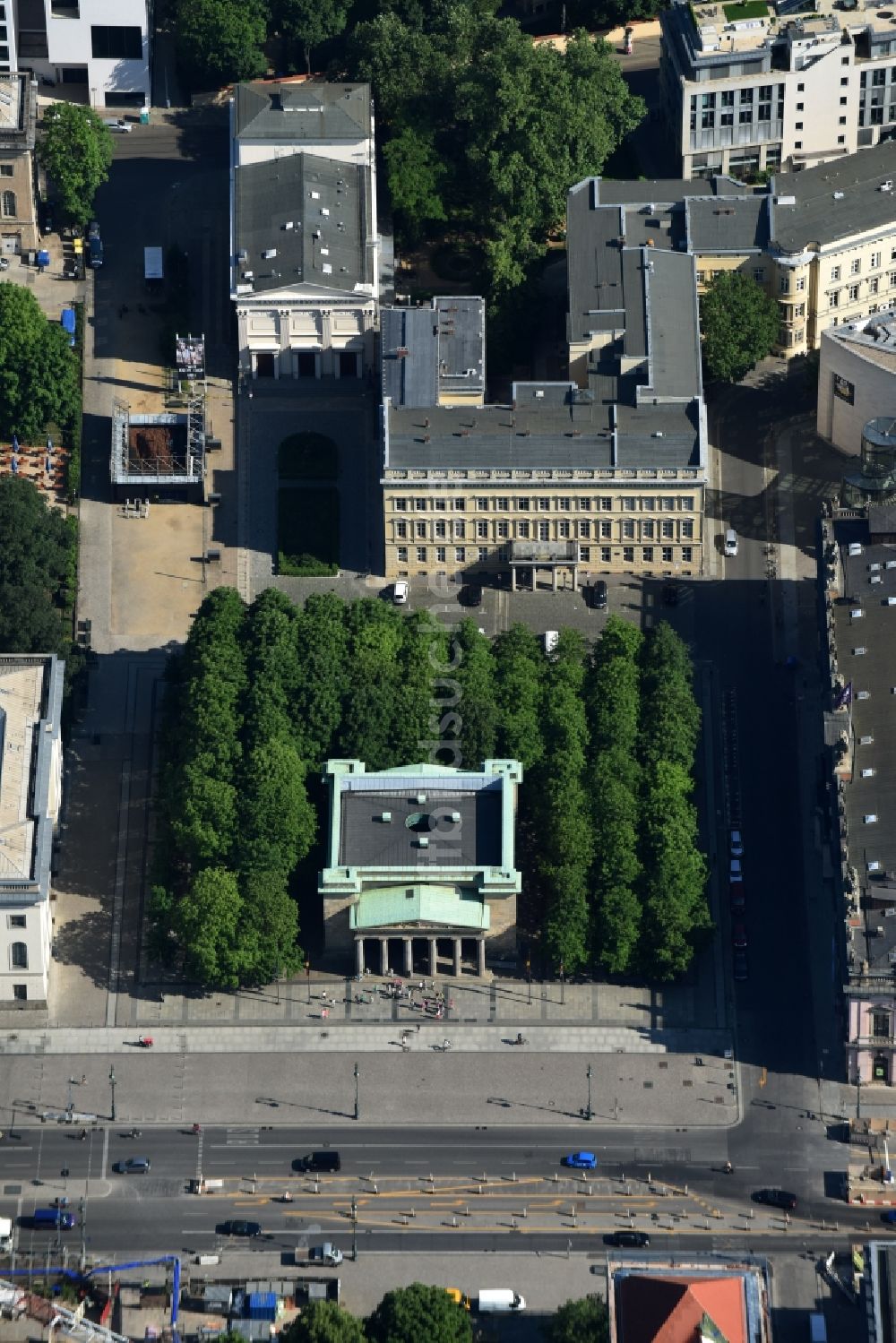 Berlin von oben - Geschichts- Denkmal Neue Wache Unter den Linden in Berlin