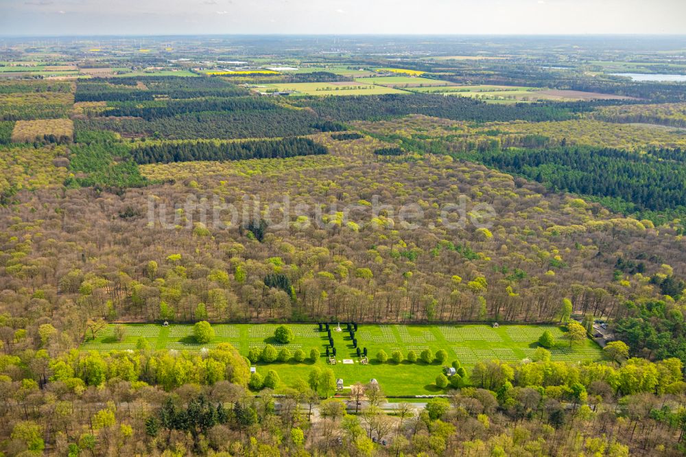 Luftaufnahme Kleve - Geschichts- Denkmal Reichswald Forest War Cemetery im Waldgebiet in Kleve im Bundesland Nordrhein-Westfalen, Deutschland