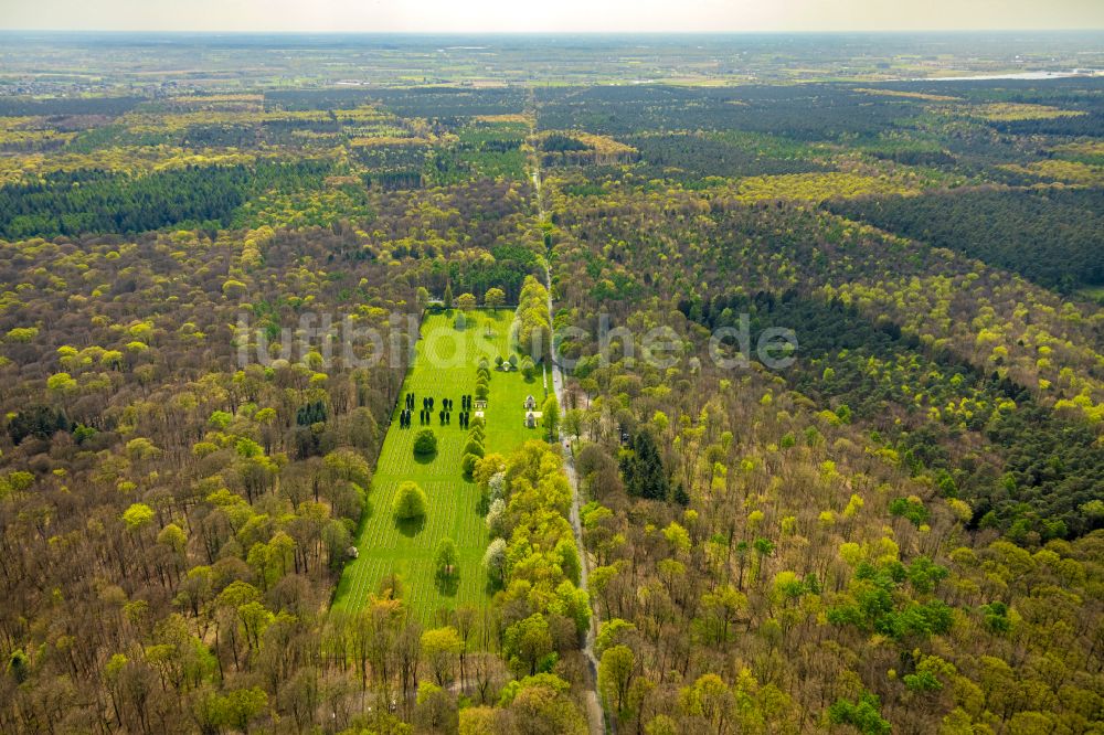 Kleve von oben - Geschichts- Denkmal Reichswald Forest War Cemetery im Waldgebiet in Kleve im Bundesland Nordrhein-Westfalen, Deutschland