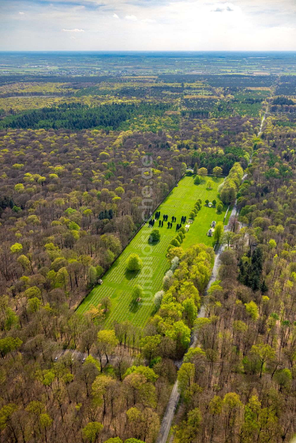 Kleve aus der Vogelperspektive: Geschichts- Denkmal Reichswald Forest War Cemetery im Waldgebiet in Kleve im Bundesland Nordrhein-Westfalen, Deutschland