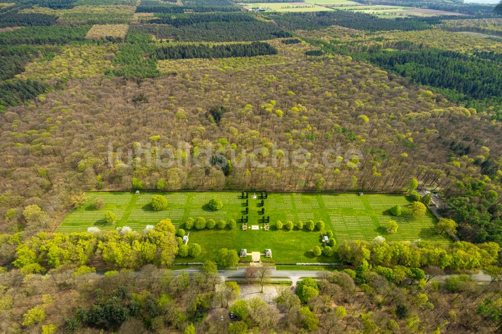 Luftbild Kleve - Geschichts- Denkmal Reichswald Forest War Cemetery im Waldgebiet in Kleve im Bundesland Nordrhein-Westfalen, Deutschland