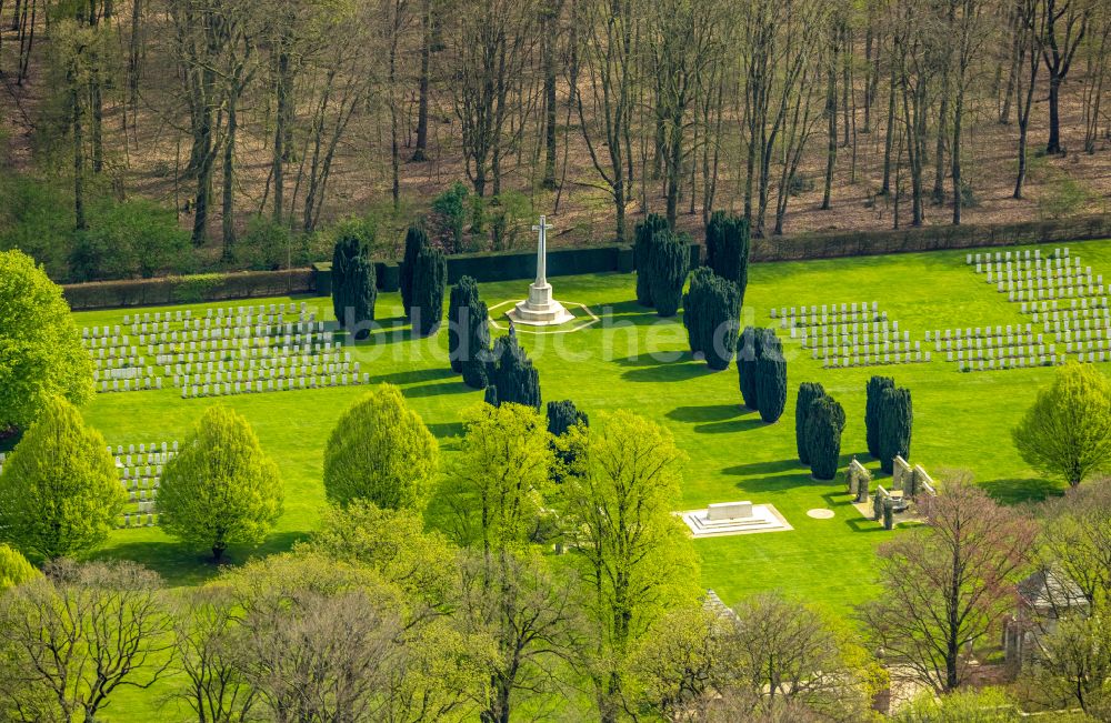 Kleve aus der Vogelperspektive: Geschichts- Denkmal Reichswald Forest War Cemetery im Waldgebiet in Kleve im Bundesland Nordrhein-Westfalen, Deutschland