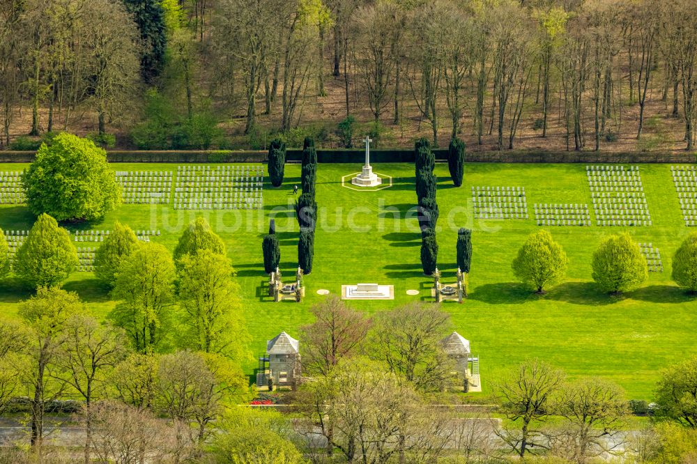 Luftbild Kleve - Geschichts- Denkmal Reichswald Forest War Cemetery im Waldgebiet in Kleve im Bundesland Nordrhein-Westfalen, Deutschland