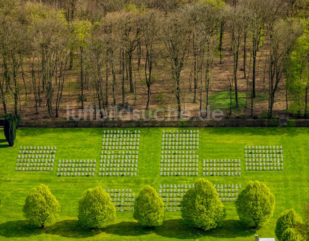 Luftaufnahme Kleve - Geschichts- Denkmal Reichswald Forest War Cemetery im Waldgebiet in Kleve im Bundesland Nordrhein-Westfalen, Deutschland