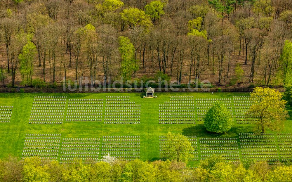 Kleve von oben - Geschichts- Denkmal Reichswald Forest War Cemetery im Waldgebiet in Kleve im Bundesland Nordrhein-Westfalen, Deutschland