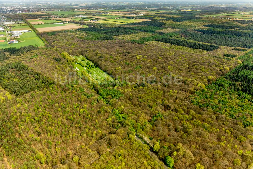 Luftaufnahme Kleve - Geschichts- Denkmal Reichswald Forest War Cemetery im Waldgebiet in Kleve im Bundesland Nordrhein-Westfalen, Deutschland
