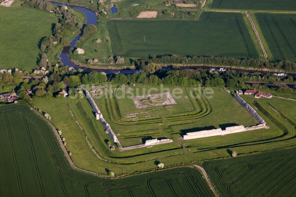 Richborough aus der Vogelperspektive: Geschichts- Denkmal Richborough Roman Fort And Amphitheatre in Richborough in England, Vereinigtes Königreich